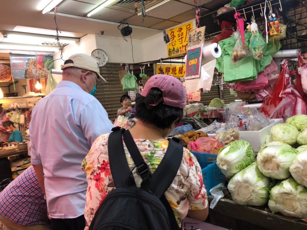 ▲雖然軒嵐諾颱風步步逼近，不過今日上午台北市傳統市場並未看見搶購蔬果的人潮，民眾大多表示菜價沒有明顯波動。（圖／記者汪睿琦攝）