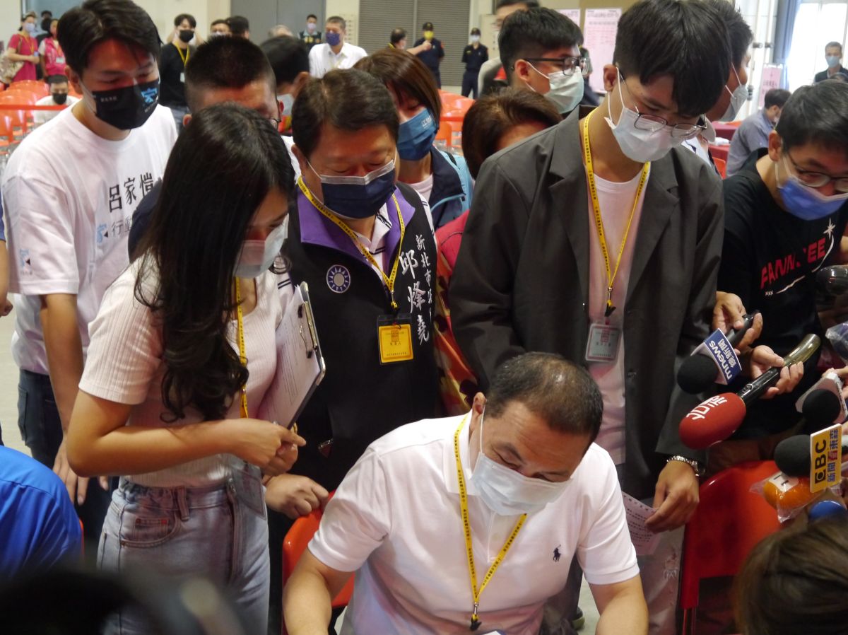 ▲侯友宜前往新北市選委會登記參選連任新北市長，陪同登記的是兩名年輕的選辦「政治實習生」。（圖∕記者吳嘉億攝，2022.9.1）