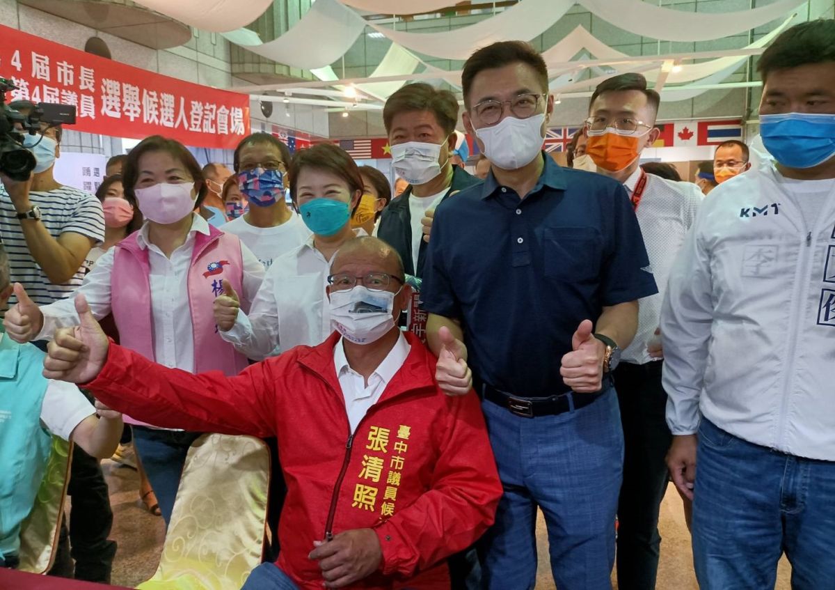 ▲前立委顏寬恒（前排右起）、國民黨前主席江啟臣、市長盧秀燕、立委楊瓊櫻陪議長張清照（前坐者）辦理登記。（圖／張清照服務處提供，2022.09.01）