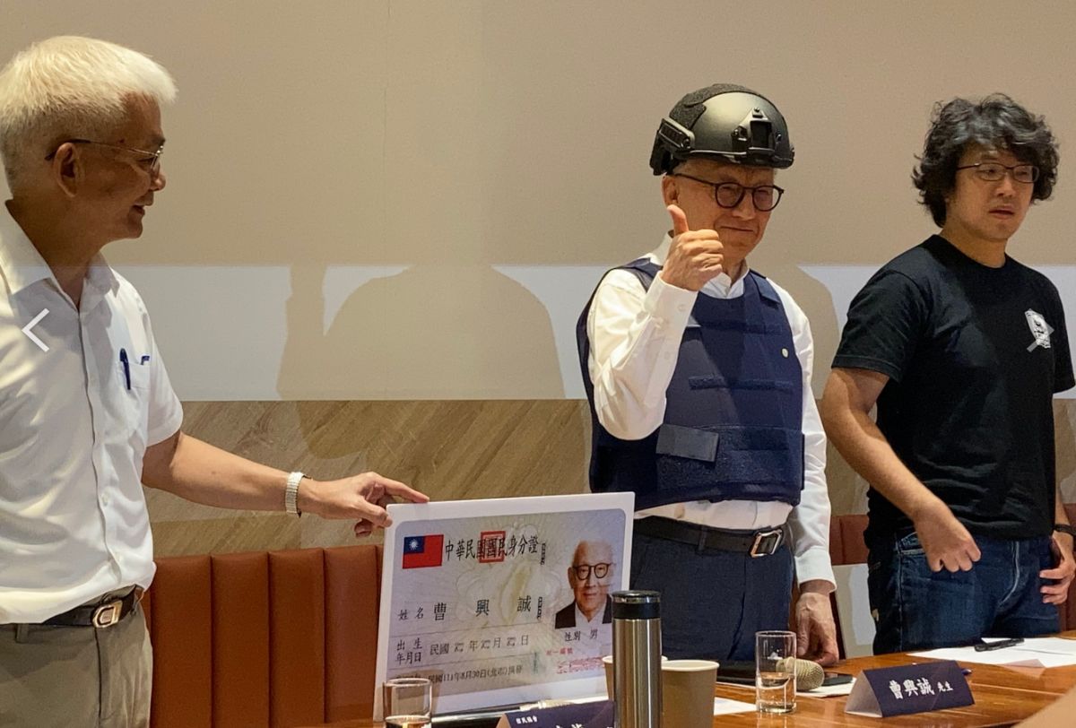 ▲前聯電董事長曹興誠今（1）日穿著防彈背心、拿著中華民國身分證召開國際記者會，宣布捐助30億的用途及背後動機。（圖／記者鄭妤安攝影）