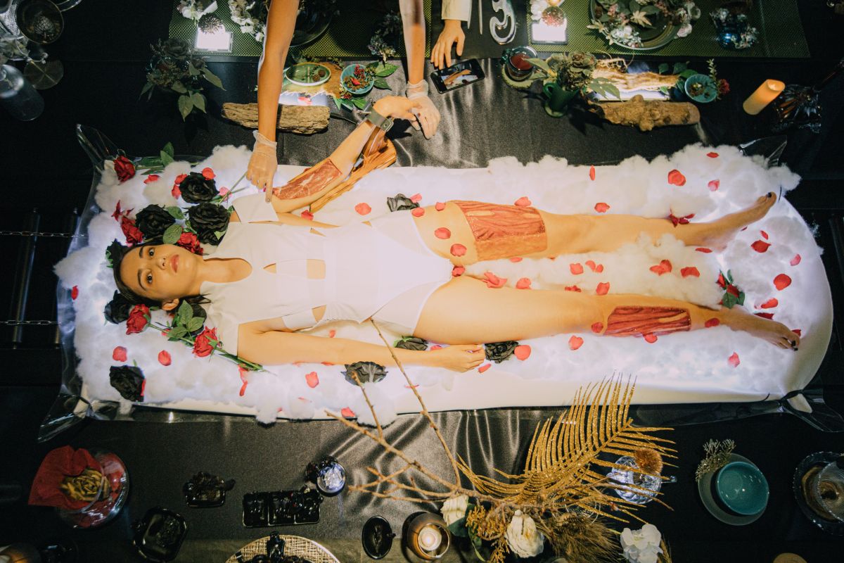 ▲《Are You in Heaven 你在天堂嗎？》其中一幕人肉生魚片相當挑戰感官刺激。（圖／Alexander King Chen 提供）