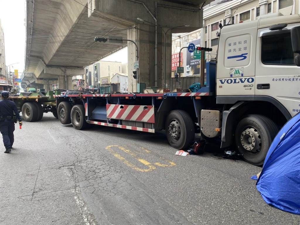 ▲高雄市鳳山區高鳳一路與過埤路口，今（1）日上午發生一起死亡車禍，聯結車右轉時擦撞同向電動自行車，騎士當場遭輾斃。（圖／翻攝畫面）