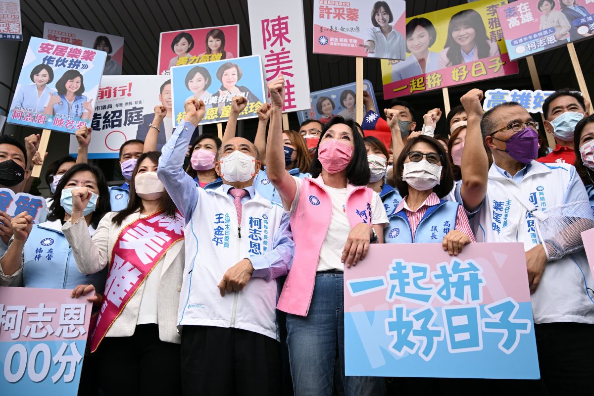 ▲國民黨高雄市長參選人柯志恩今（1）日前往高雄市選委會，在前立法院長王金平、高雄市前副市長葉匡時和黨籍議員的陪同下登記參選。（圖／柯志恩競選總部提供）