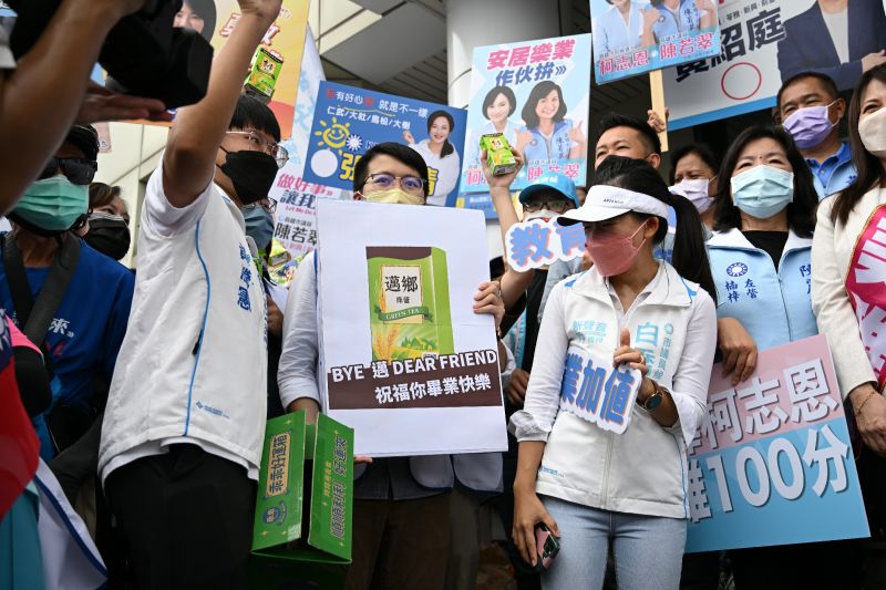 ▲柯志恩團隊則拿出道具，送「邁鄉」給陳其邁是要說「bye邁dear friends」。（圖／柯志恩競選總部提供）