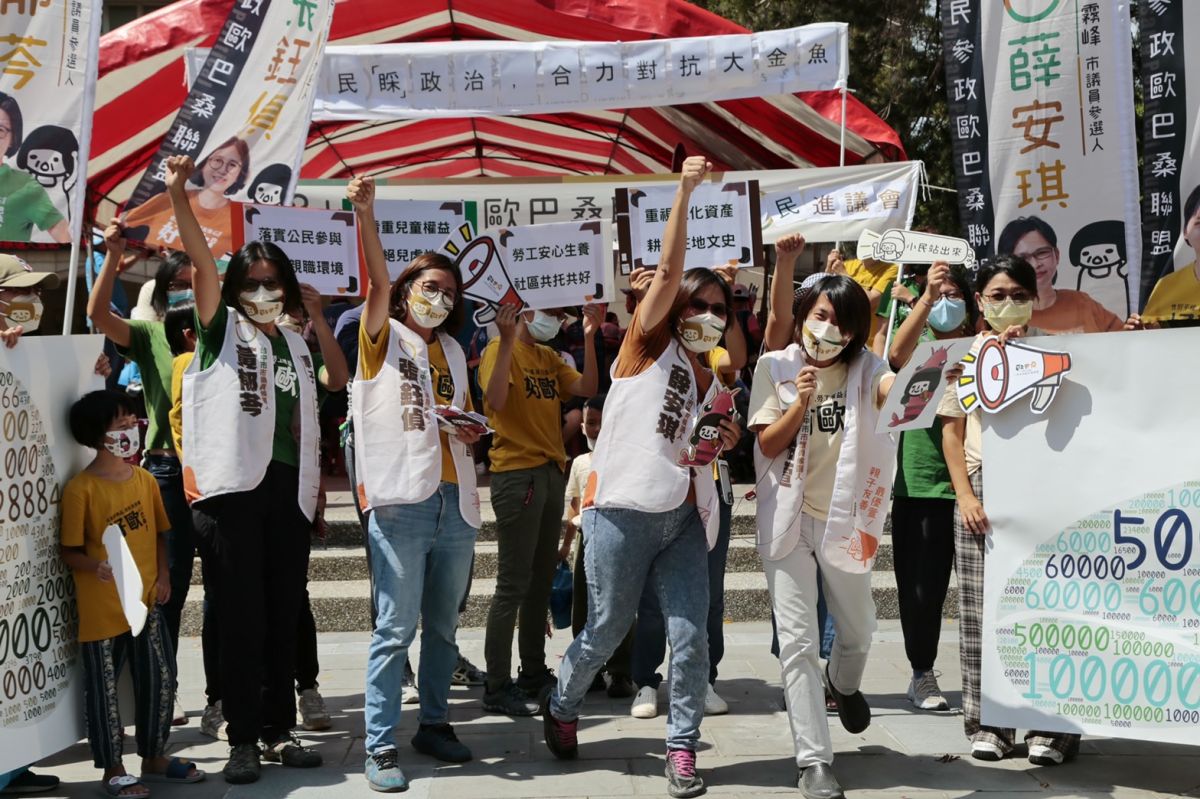 ▲「小歐盟」4位參選人歷時120天的街頭募款，終於湊足保證金，今天完成市議員參選登記。（圖／小歐盟提供，2022.09.01）