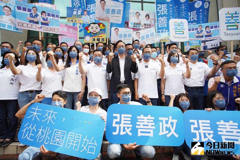 ▲張善政今天登記參選桃園市長，議長邱奕勝、黨籍立委、市議員參選人及前台北市議員羅智強都到場力挺。（圖／記者李春台攝，2022.09.01）