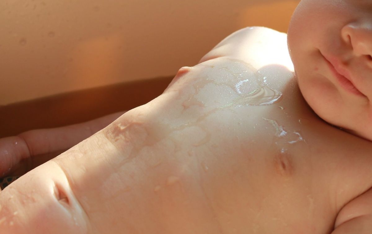 ▲專家指出，父母平時幫小嬰兒洗澡時，務必多加留意「5大重點」，以免意外突然發生，尤其冷熱水的配置和環境格外重要。（示意圖／取自pixabay）