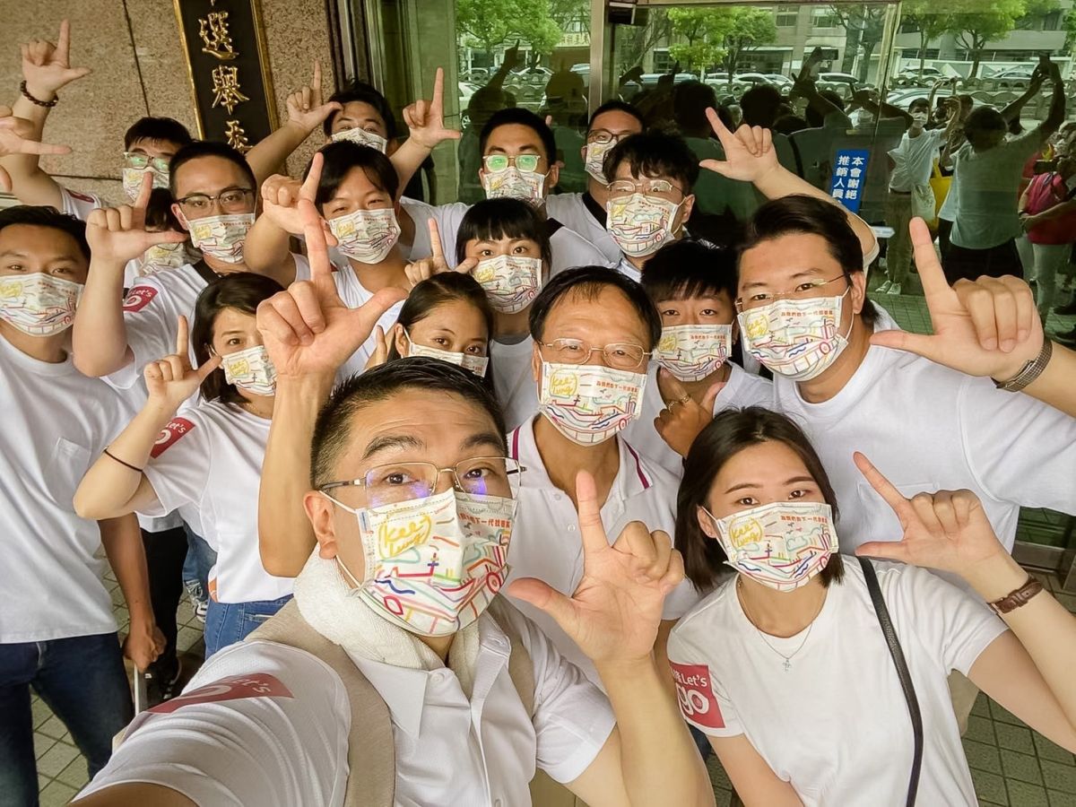 ▲謝國樑前往基隆市選委會登記參選，現場還有13位基隆在地青年現身力挺，呼籲民眾在投票時，也能一起支持18歲公民權。（圖∕翻攝謝國樑臉書）