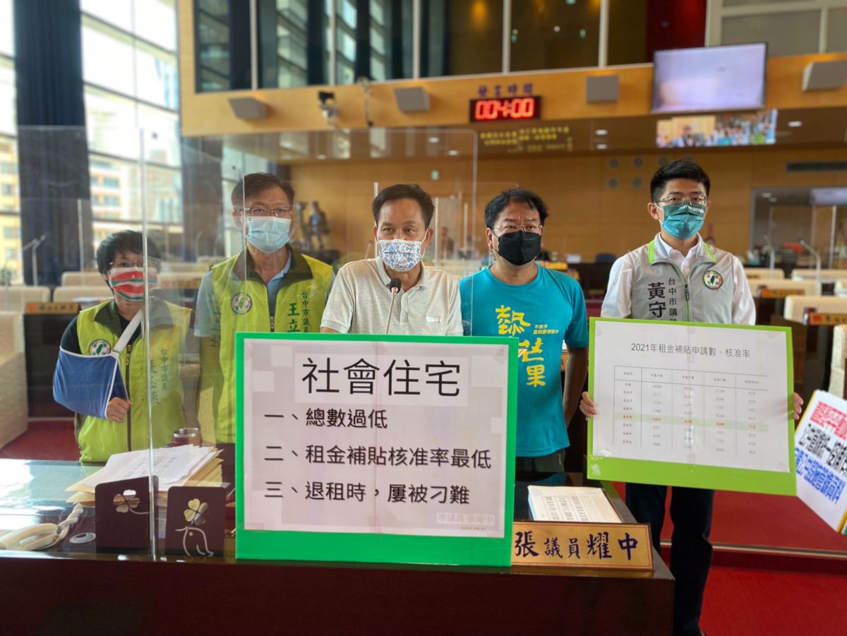 ▲議員質詢指出，社會住宅常有租戶退租時被刁難，牆面乾淨明亮仍被求償重新粉刷牆面費用(圖／柳榮俊攝2022.9.1)