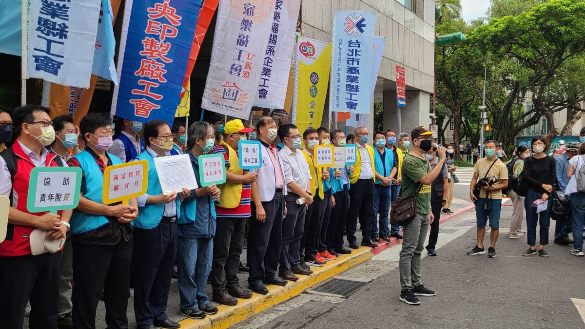 ▲勞團今（1）日集結在勞動部門口，呼籲「维持購買力是基本，基本工資調漲要有感」。（圖／記者李琦瑋攝，2022.09.01）