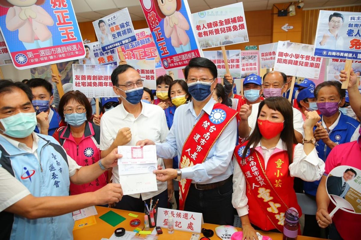 ▲台南市議員謝龍介今（1）日前往登記參選台南市長，國民黨主席朱立倫南下陪同。（圖／翻攝自謝龍介臉書）