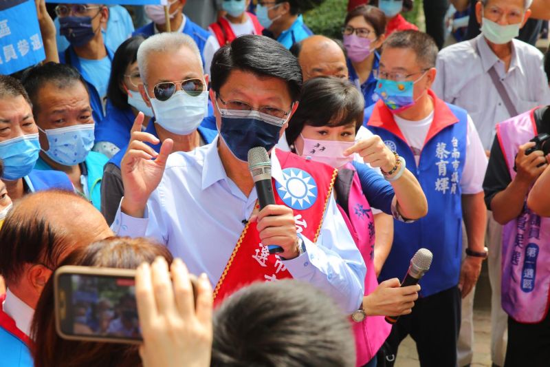 ▲台南市議員謝龍介今（1）日前往登記參選台南市長，強調自己只會做1任。（圖／翻攝自謝龍介臉書）