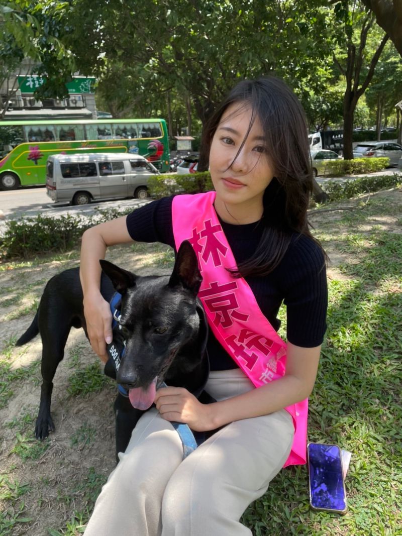 ▲林京玲登記時帶著可愛萌犬，宣傳自己的寵物友善政策。（圖／林京玲提供，2022.09.01）