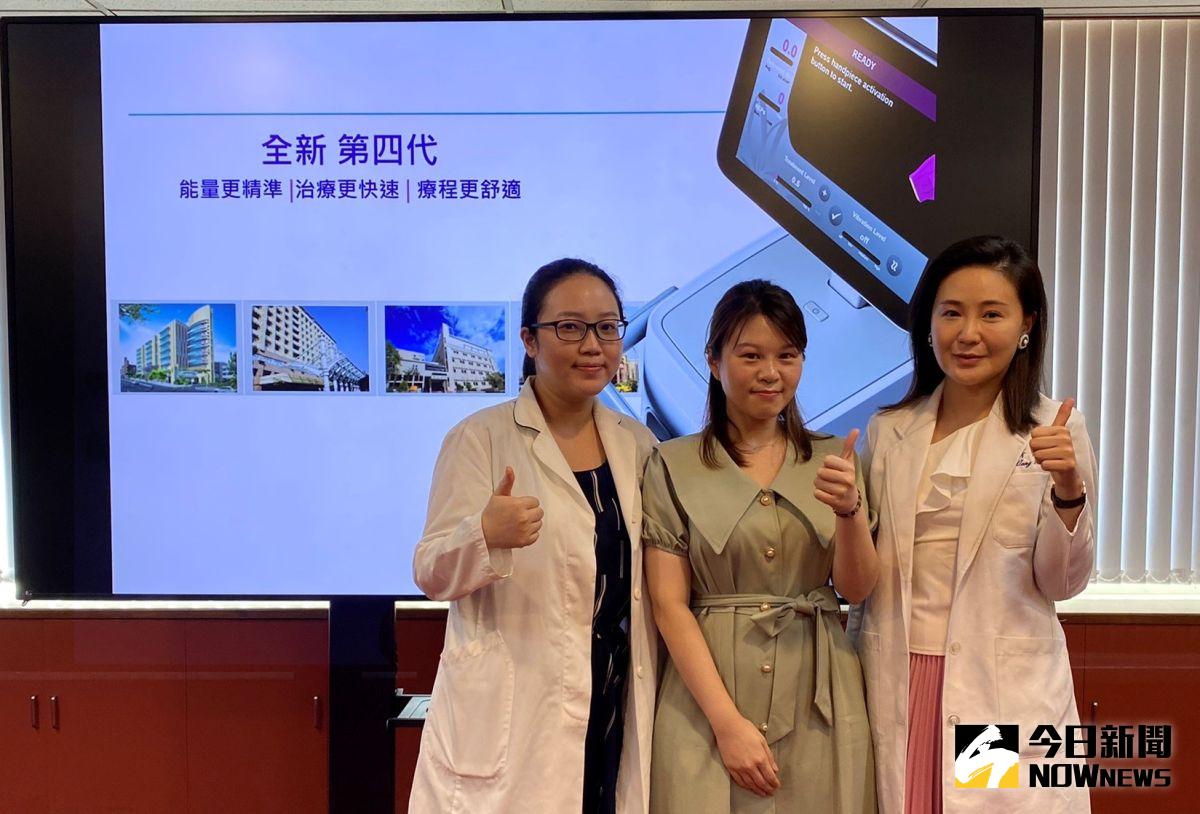 ▲台中榮總鳳凰電波2新打法上國際期刋，無需麻醉減痛又安全，（右）為領導研發的翁毓菁主任。（圖／記者金武鳳攝，2022.9.1)