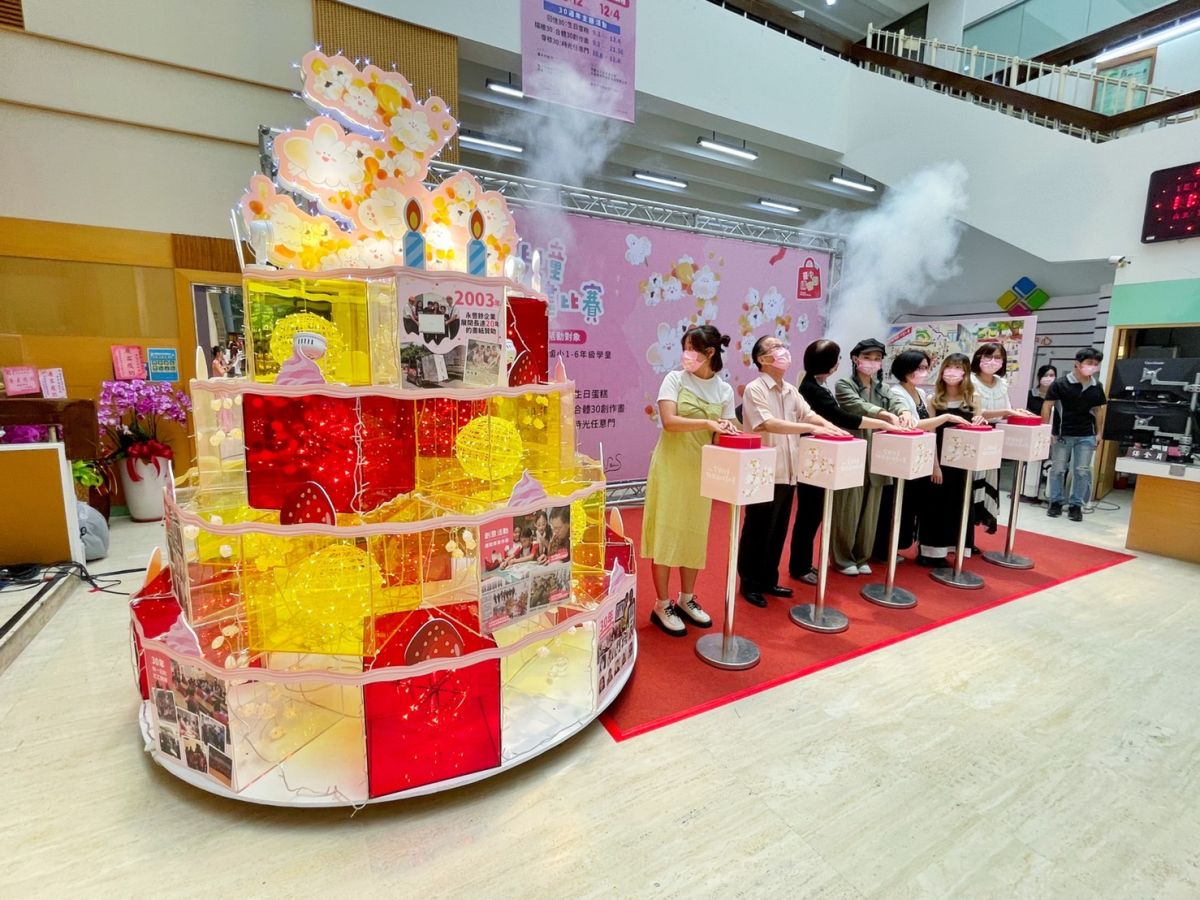 ▲歡慶全國兒童聯想創作畫比賽邁入第30周年，歷屆優勝代表共創大型創作畫「描繪30：合體30創作畫」，記錄走過的習藝歲月。（圖／文化局提供）