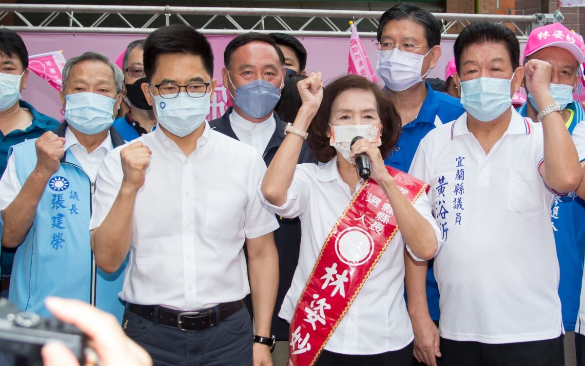 ▲林姿妙前往選委會登記參選，在國民黨秘書長黃健庭陪同下，致詞盼鄉親支持連任。（圖∕翻攝林姿妙臉書）