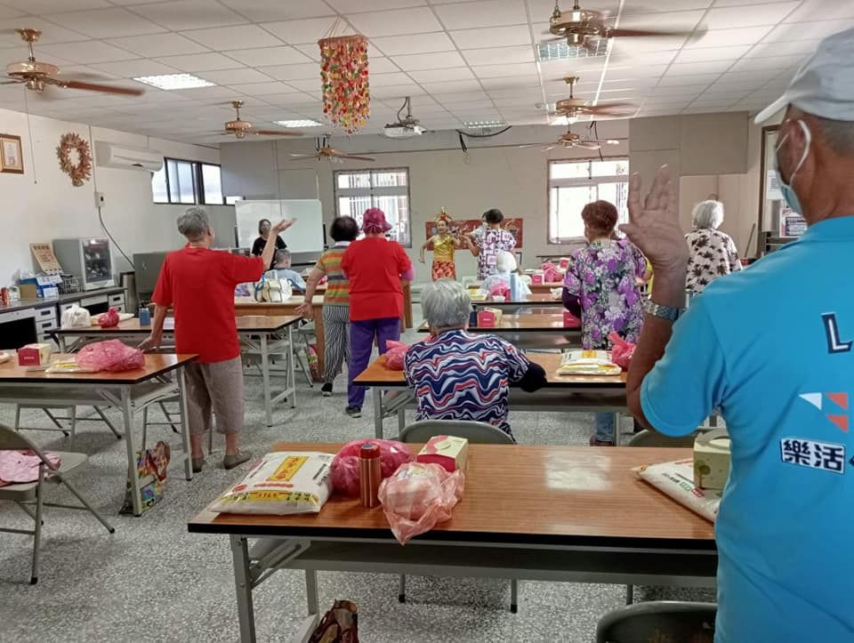 ▲「台東新心好客關懷協會」在31日到初鹿一粒麥子日托站據點與長輩們開心互動。（圖／台東新心好客關懷協會）