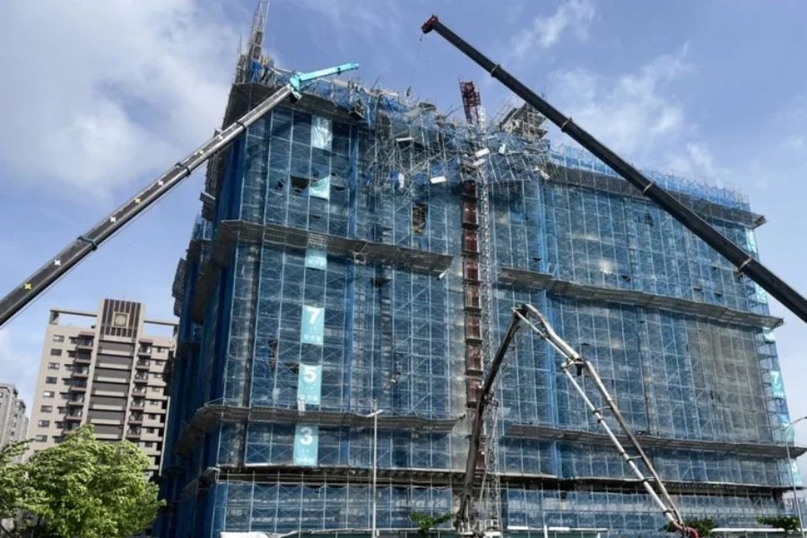 ▲台中清水區一處高樓建築工地，今（1）日中午疑似因為大風，導致鷹架掉落砸傷兩位工人。（圖／翻攝畫面）