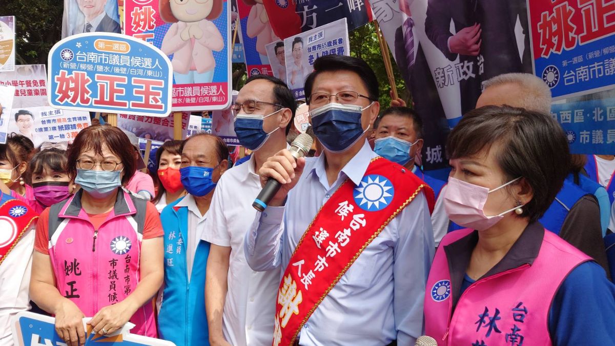 ▲國民黨主席朱立倫特地南下陪同台南市長候選人謝龍介，及多位市議員參選人至台南市選委會完成登記（圖／記者林怡孜攝，2022,09,01）