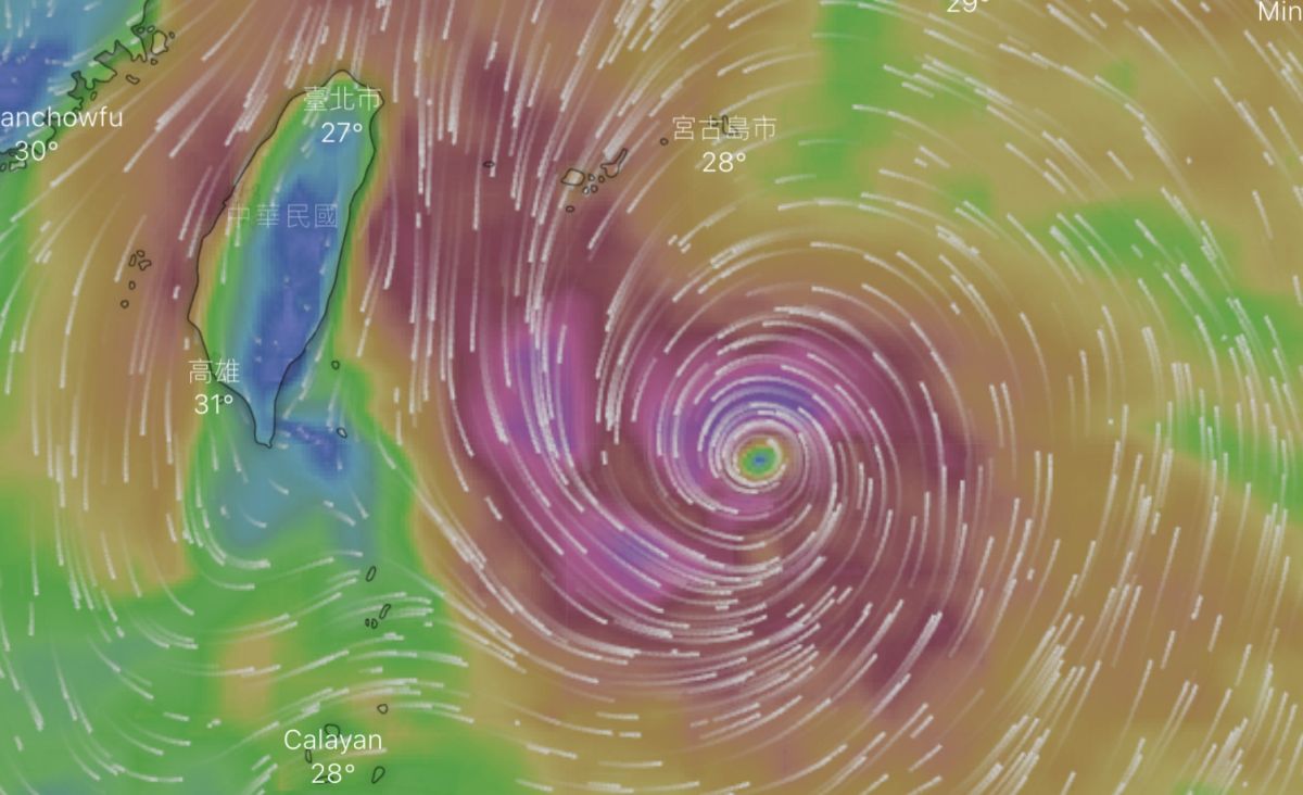 ▲強颱「軒嵐諾」來勢洶洶，氣象局預計最快明（2）日早5點半會發布海上警報，若颱風北轉時路徑偏西，也不排除發布陸上警報（圖／翻攝NCDR）