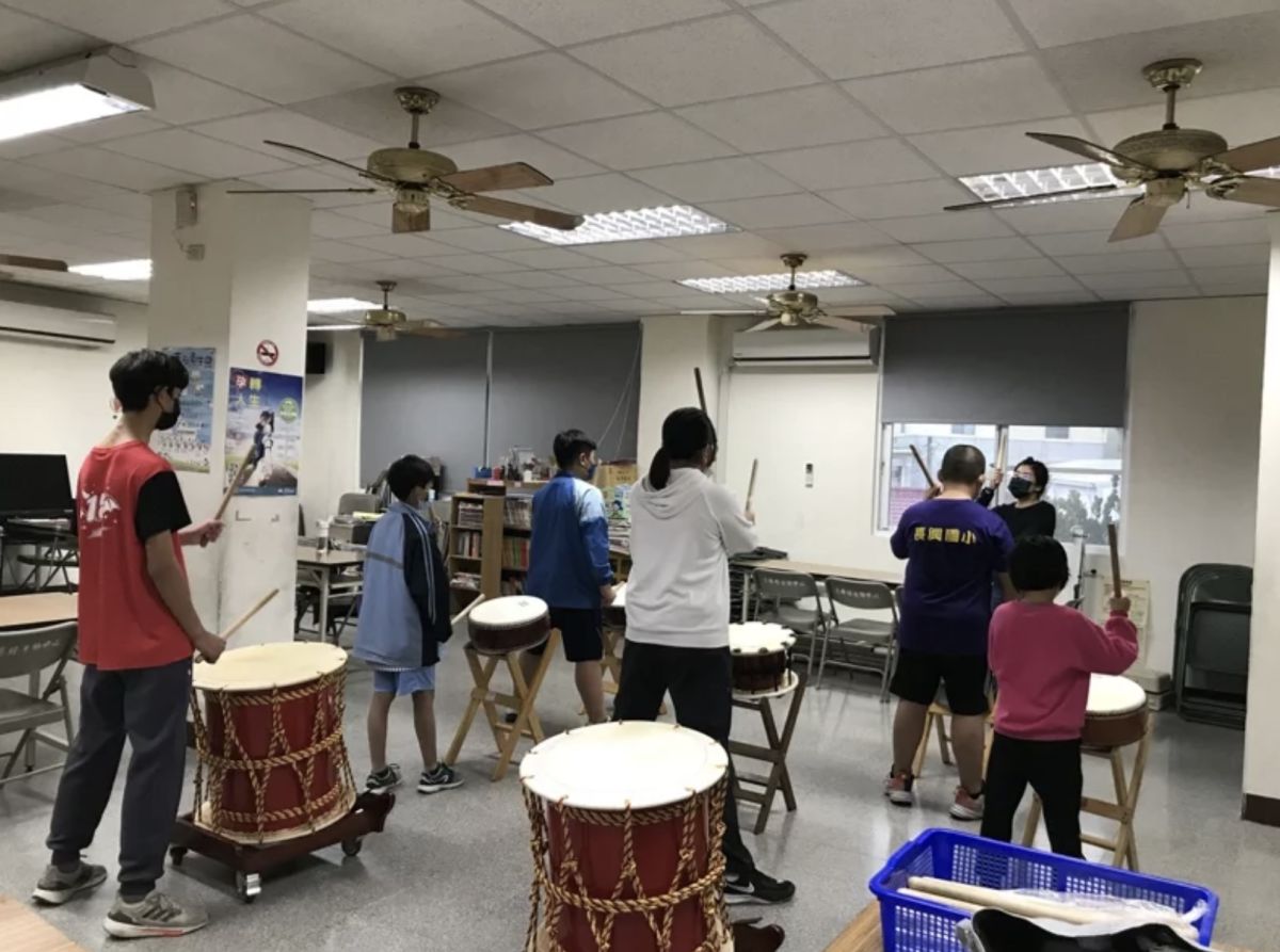 ▲新二代的小銘，由姑姑撫養長大，需要靠自己打工賺取生活費，麻豆兒少據點是他課餘時間的好去處。（圖／社會局提供）