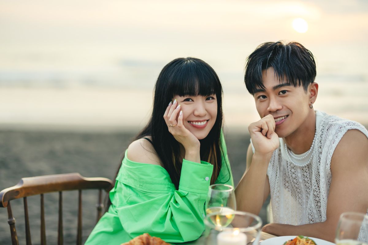 ▲廖柏雅（右）與孫盛希在新歌《Weekend Boyfriend》MV中有曖昧互動。（圖／華納音樂提供）