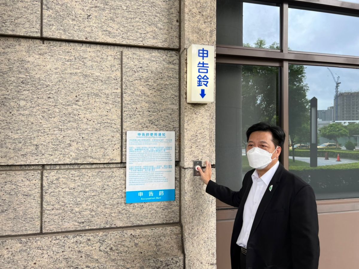 ▲周玉蔻指控鄭寶清拿中共的錢參選，鄭寶清今天完成參選登記後直奔桃園地檢署按鈴控告周玉蔻毀謗及違反選罷法。（圖／鄭寶清辦公室提供）