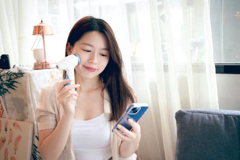 ▲Nu Skin「LumiSpa iO智慧雙效潔顏機」搭配專屬淨膚露 / 霜使用,以獨家「 微脈動反旋科技」的反旋震動讓臉部肌膚運動,達到肌膚澎潤。(圖/NOWnews攝)