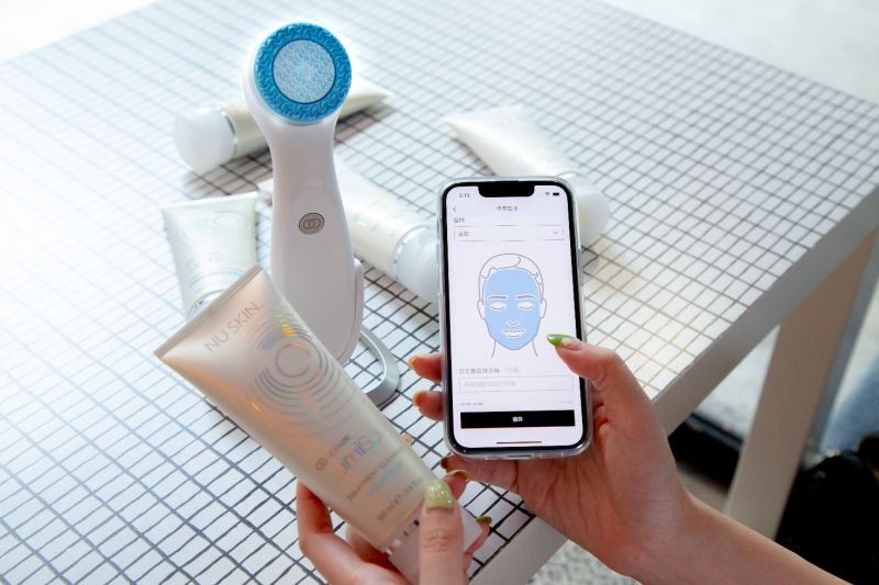 ▲Nu Skin「LumiSpa iO智慧雙效潔顏機」可依照自己需要的保養區域,可以局部也能全臉清潔保養。(圖/NOWnews攝)