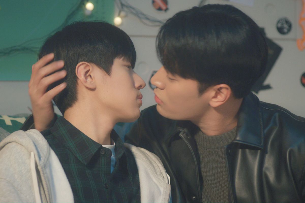 ▲朴栖含（右）主動抱朴宰燦的頭親吻場面，驚呆導演。（圖／采昌）
