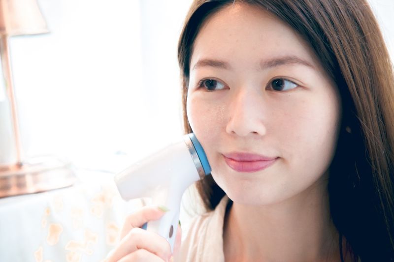 ▲Nu Skin 「LumiSpa iO智慧雙效潔顏機」的機身流線型設計相當優雅,拿起來也非常順手不費力!(圖/NOWnews攝)