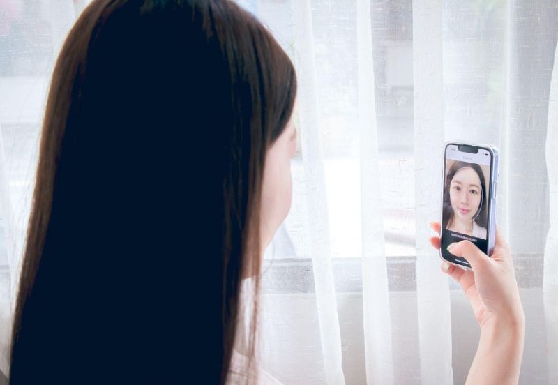 ▲VERA App中的「美肌寫日記」,可以將今天的照片,對照明天的照片,或是任何時候的使用前後對照。(圖/NOWnews攝)