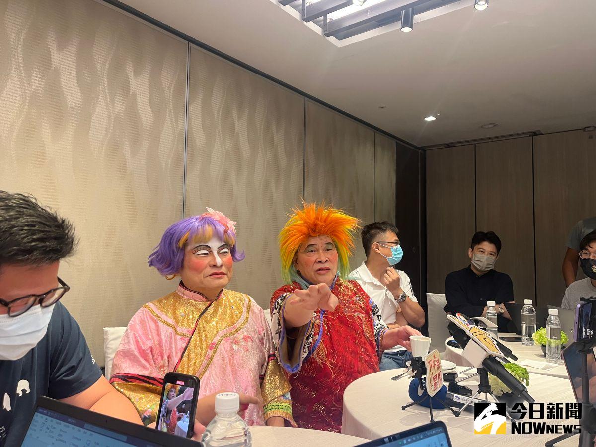 ▲澎恰恰（右）誓言千萬親友債年底前還清，許效舜（左）也是債主。（圖／記者侯家瑜攝）