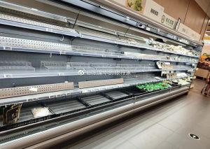 ▲成都的超市貨架被搶購物資的民眾一掃而空。（圖／翻攝自微博）