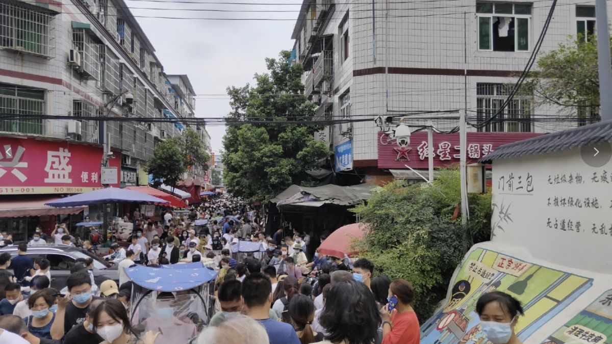 ▲不論封城或解封，成都對於訊息的管控顯然不如對病毒的防堵。官方昨晚宣布今天中午12時起全面解封，然而相關解封時間、後續規劃甚至開會照片等訊息，此前已在中國社群網站廣為流傳。（圖／翻攝自微博）