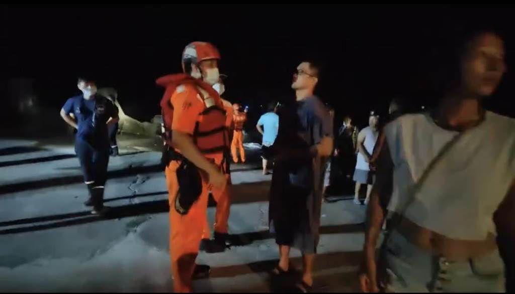 ▲台東2男2女衝浪，其中1人失蹤，所幸男子趁風浪變小後，一口氣游回岸邊獲救。（圖／翻攝畫面）