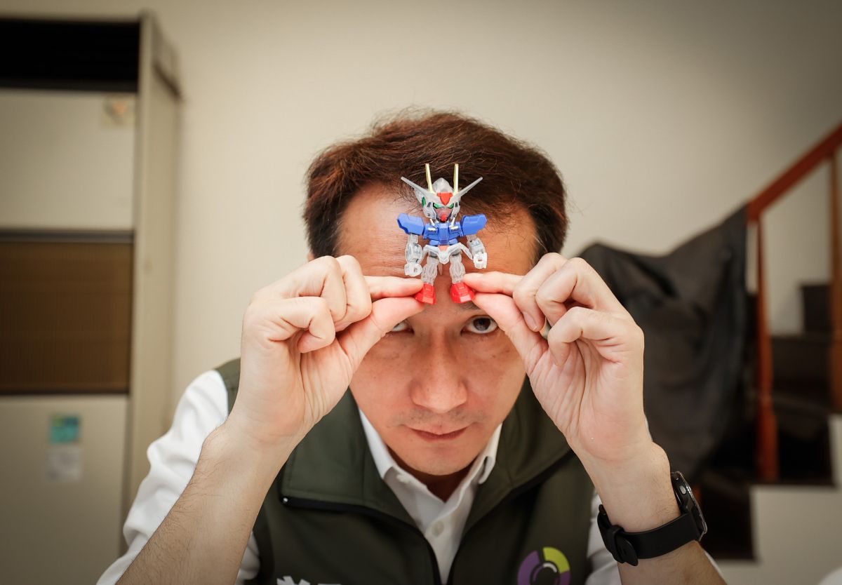 ▲鄭運鵬過去就以玩鋼彈、看動漫、蒐集模型的「資深宅男」形象廣為人知。（圖／翻攝自鄭運鵬臉書）