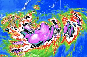 ▲最新觀測發現軒嵐諾颱風眼似乎沒有昨日清晰，氣象專家吳德榮分析，主要是因為颱風在原地打轉，翻攪海水導致海溫下降，不利於強度維持所致。（圖／翻攝中央氣象局官網）