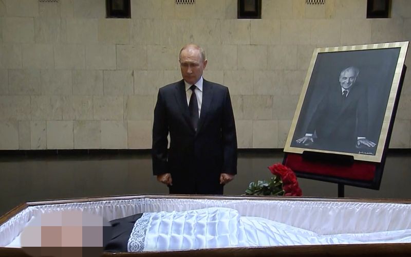 ▲俄國總統蒲亭1日前往已故蘇聯末代領導人戈巴契夫的靈柩前獻花並默哀片刻。（圖／美聯社／達志影像）
