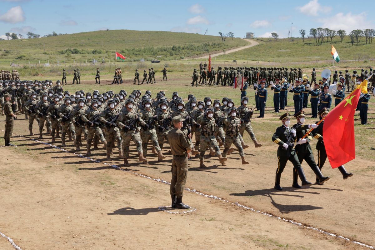 ▲共軍近期參加俄國號召的聯合軍演，不過專家分析，鑒於俄烏戰爭爆發後的地緣政治因素考量，加上中國不願激怒美國及其盟友如日本與英國等，就軍事交流而論，北京無意深化與莫斯科的合作。（圖／美聯社／達志影像）