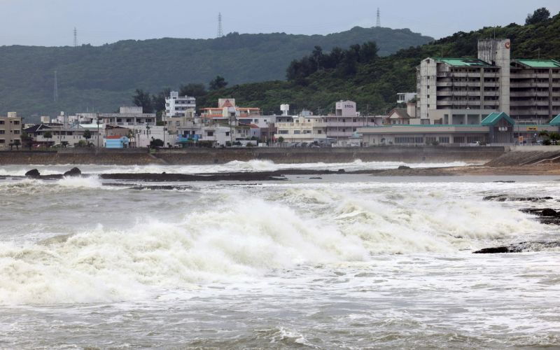 ▲第11號颱風軒嵐諾逼近，日本沖繩沿岸掀起大浪。（圖／美聯社／達志影像）