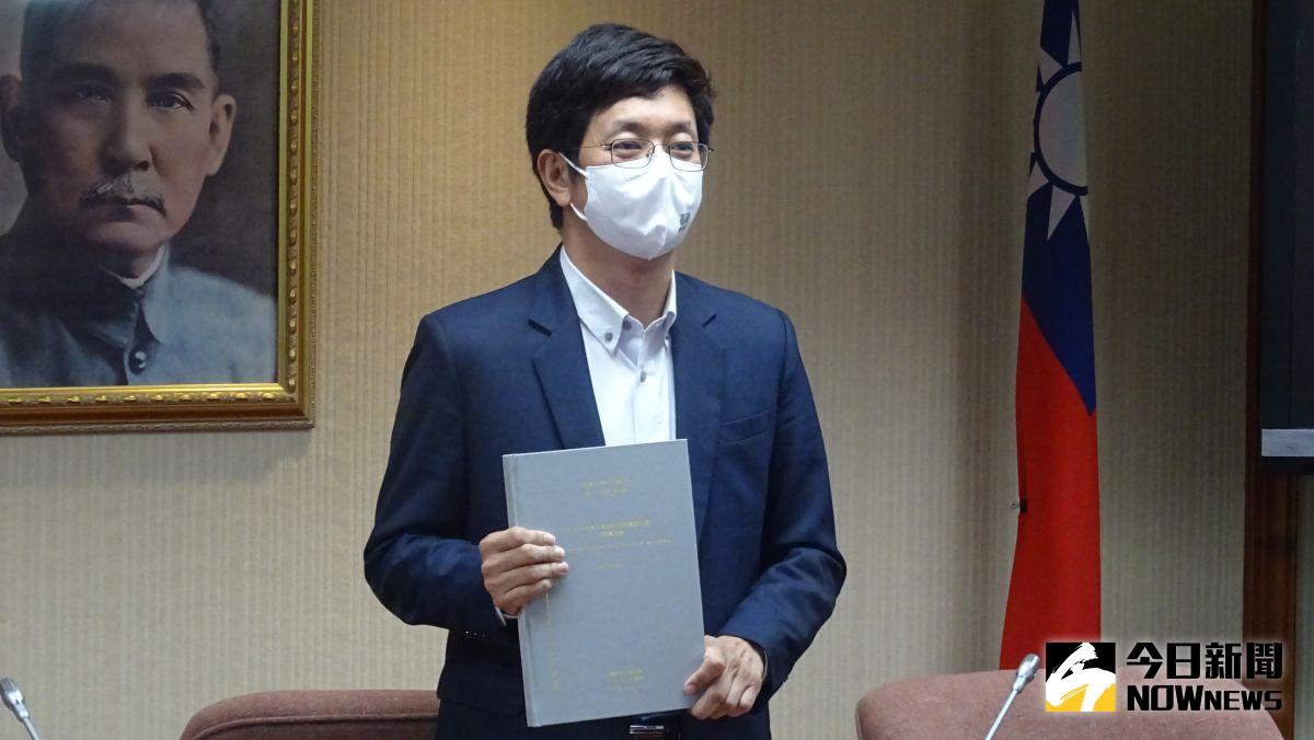 ▲針對論文遭控抄襲，民進黨基隆市長參選人蔡適應親上火線說明。（圖／記者呂炯昌攝，2022.09.02）