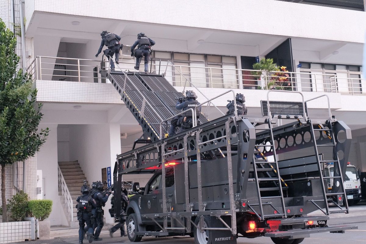 ▲維安突擊梯車現蹤　戰警直衝高樓破詐團（圖/記者鄧力軍翻攝）