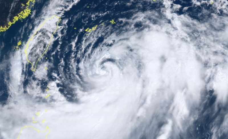 ▲「軒嵐諾」昨（1）日整天原本都維持強烈颱風的狀態，怎料經過一夜後，近中心最大風速降為每秒48公尺，今（2）日轉弱為中度颱風。（圖／翻攝向日葵8號衛星）