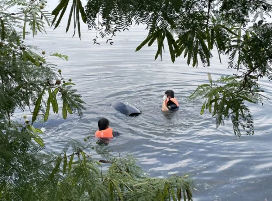 ▲張姓男子開著要價千萬的賓利車，不明原因突然衝入1.5公尺深的池塘中，當場人車滅頂。（圖／翻攝畫面）