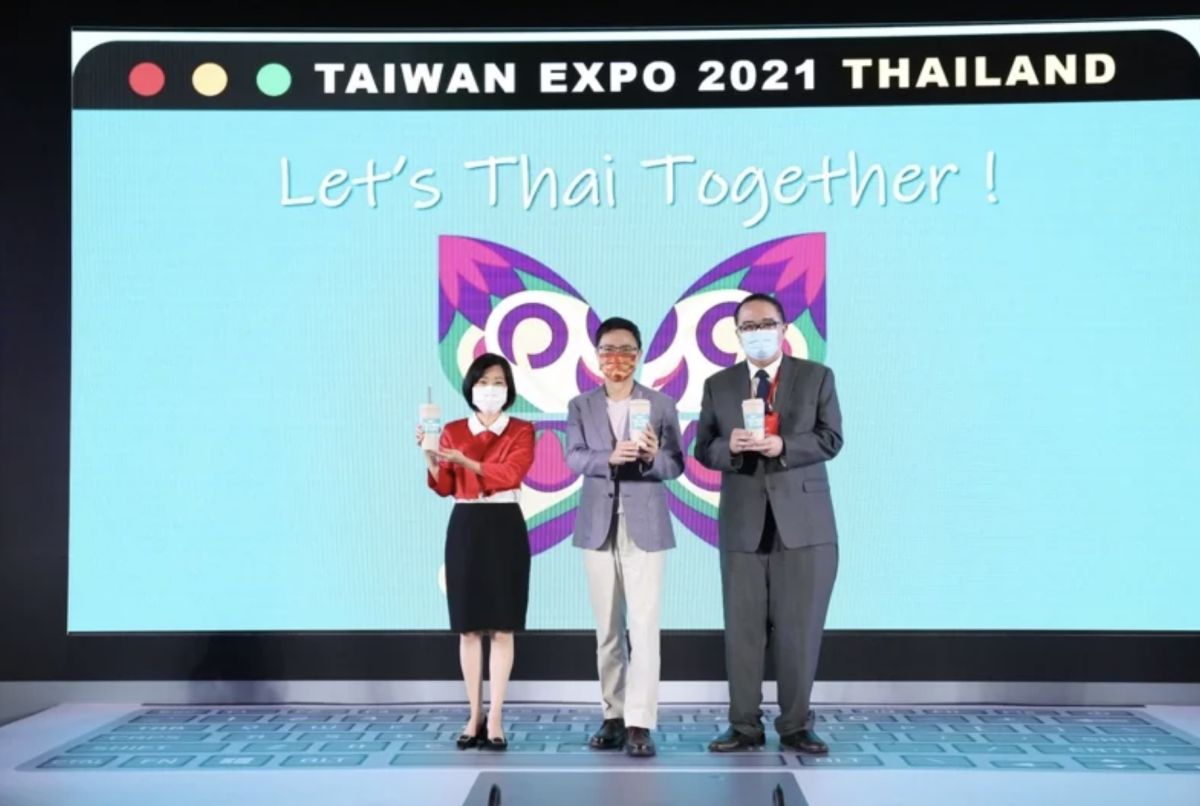 ▲經濟部國際貿易局局長江文若（左）、外貿協會董事長黃志芳(中)及泰國駐台貿易經濟辦事處副代表Mr. Sunh Arunrugstichai(右)，舉起環保杯慶祝泰國台灣形象展開幕。（圖／貿協提供）