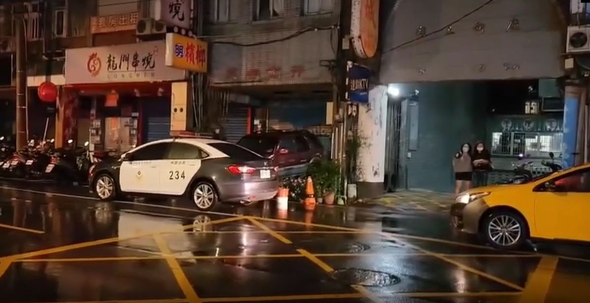 ▲桃園市中華路一間出租套房，昨天（1日）發生一起2死命案，當時套房主人返家後，竟發現自己的2名男性友人頭部中彈倒臥血泊。（圖／翻攝畫面）