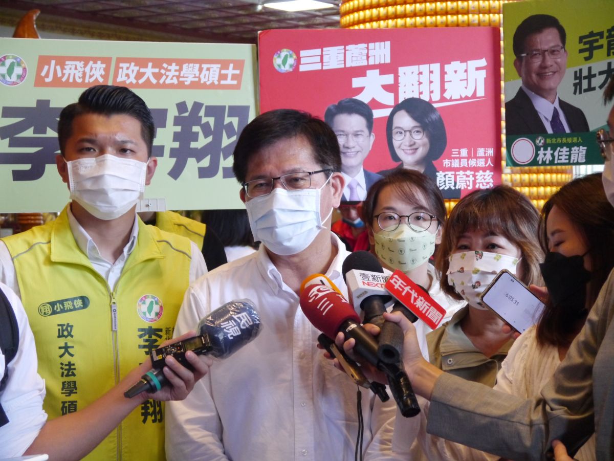 ▲林佳龍前往五股賀聖宮參拜，受訪強調2018年侯友宜參與的僅是政見發表會，沒有進行交叉詰問的實質辯論，既然已勾選辯論，那就一起來一場標準的辯論會吧！（圖∕記者吳嘉億攝，2022.9.2