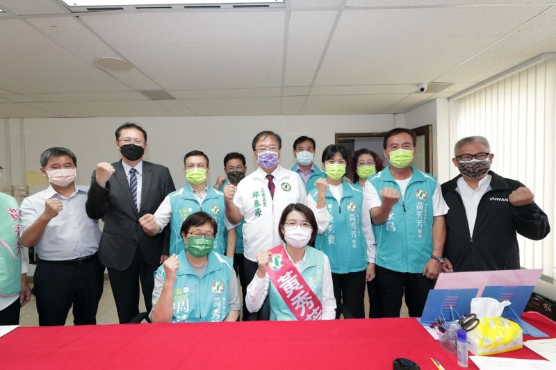 ▲前彰化縣長周清玉（前左）、魏明谷陪同黃秀芳辦理登記。（圖／黃秀芳競選總部提供，2022.09.02）