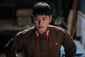 ▲片中,李伊庚飾演再次撿到樂透頭彩的北韓士兵。(圖/采昌) ▲片中,李伊庚飾演再次撿到樂透頭彩的北韓士兵。(圖/采昌)
